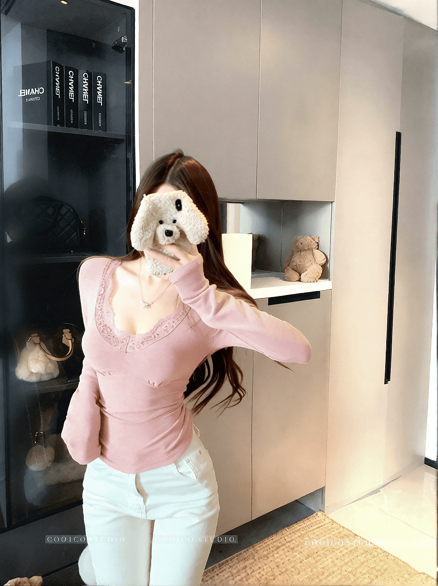 SOKYND Jade Lace V-Neck Slim-Fit Top in Pink