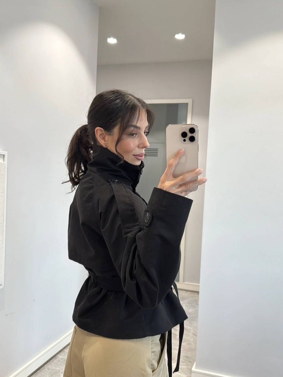Mara cropped trench coat in black | SOKYND