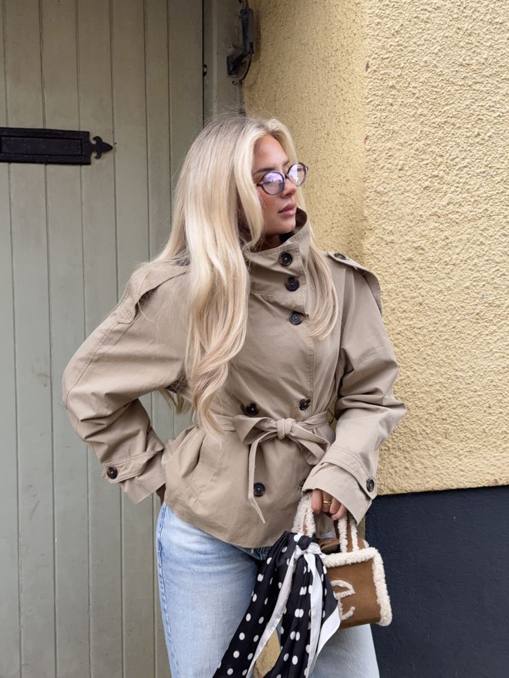 Mara cropped trench coat in khaki | SOKYND